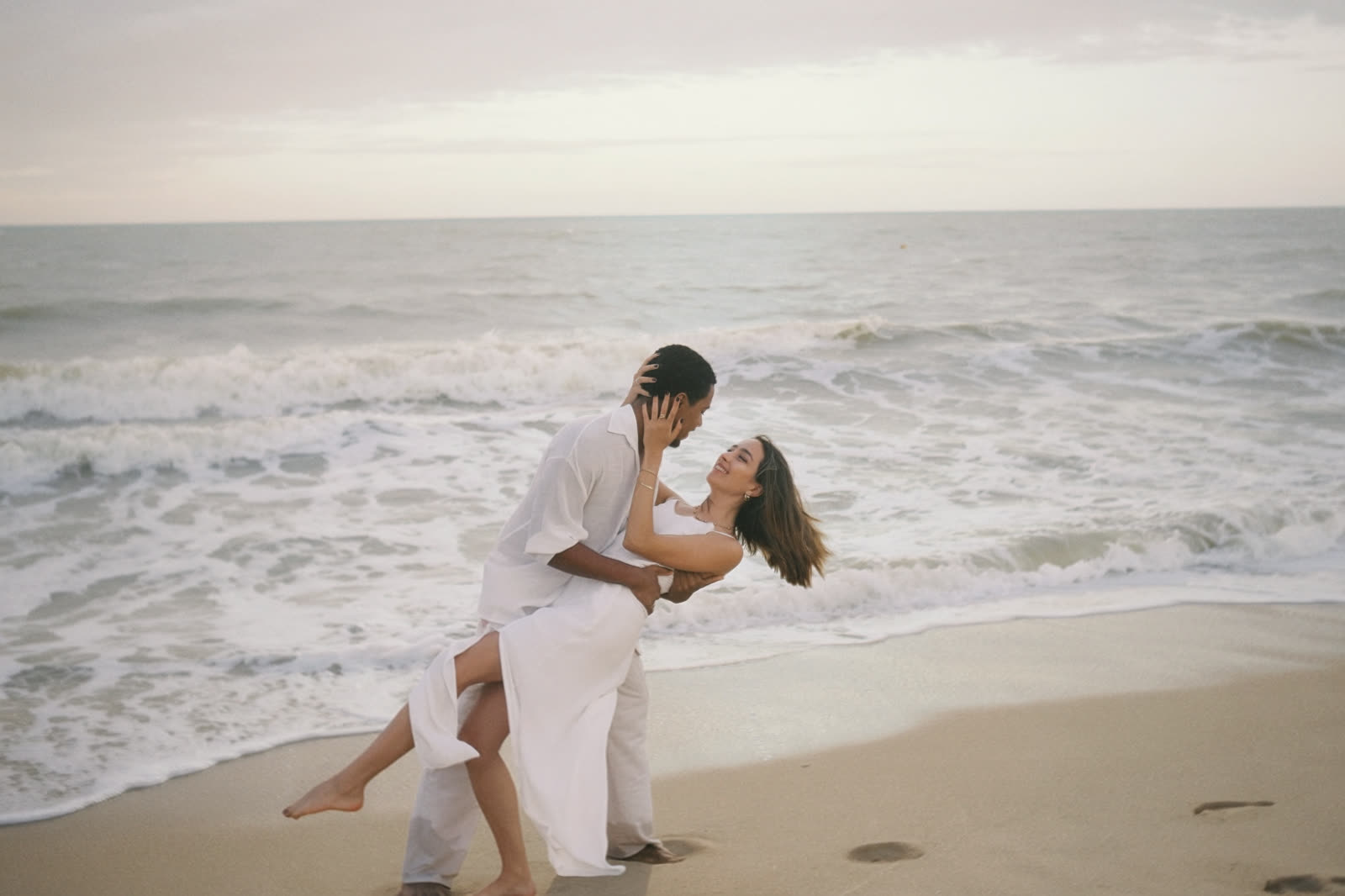 Carla e João de mãos dadas na praia